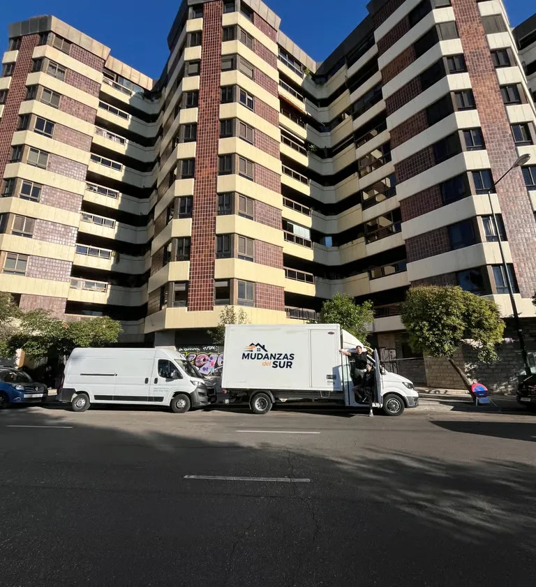 El camión y la furgoneta de Mudanzas del Sur aparcados en una calle de Huelva
